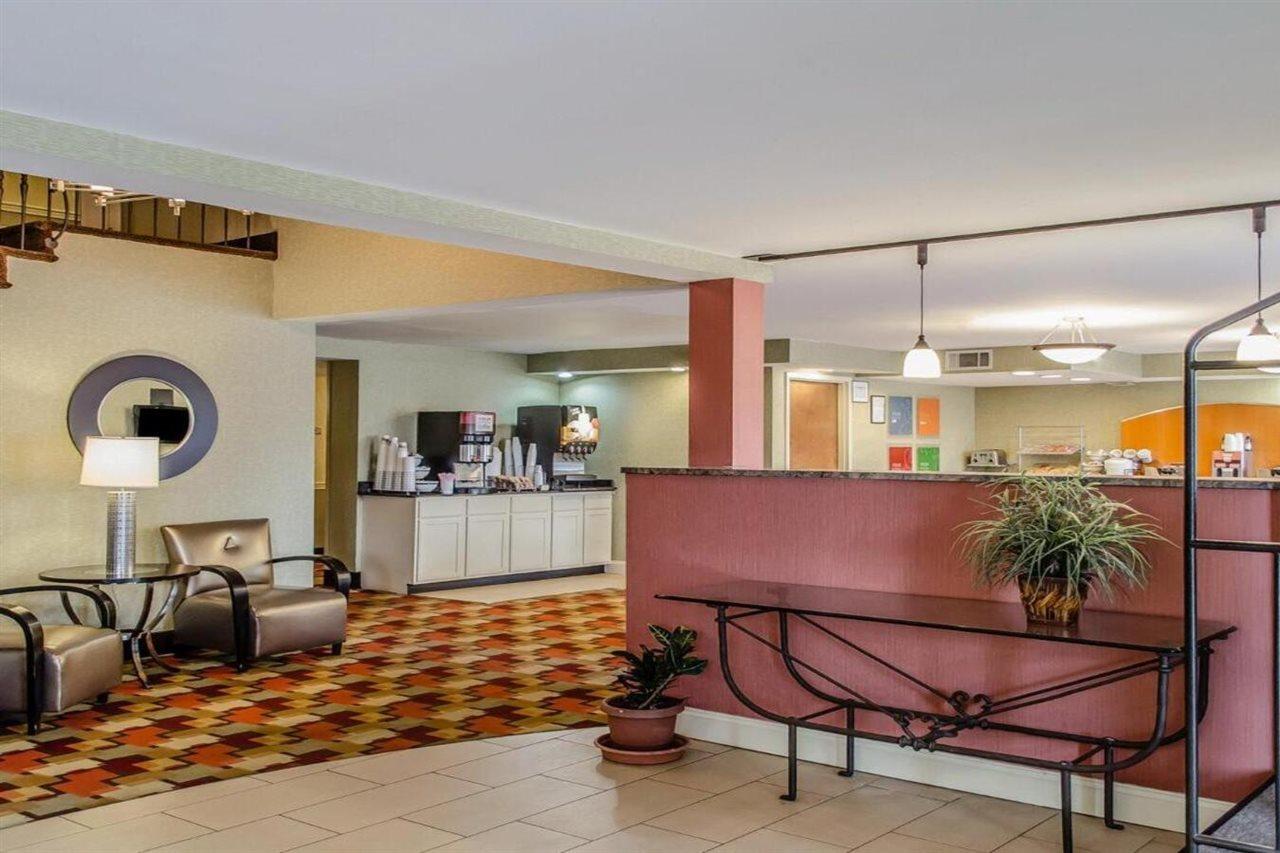 Hotel Baymont By Wyndham Harrisburg Exterior foto