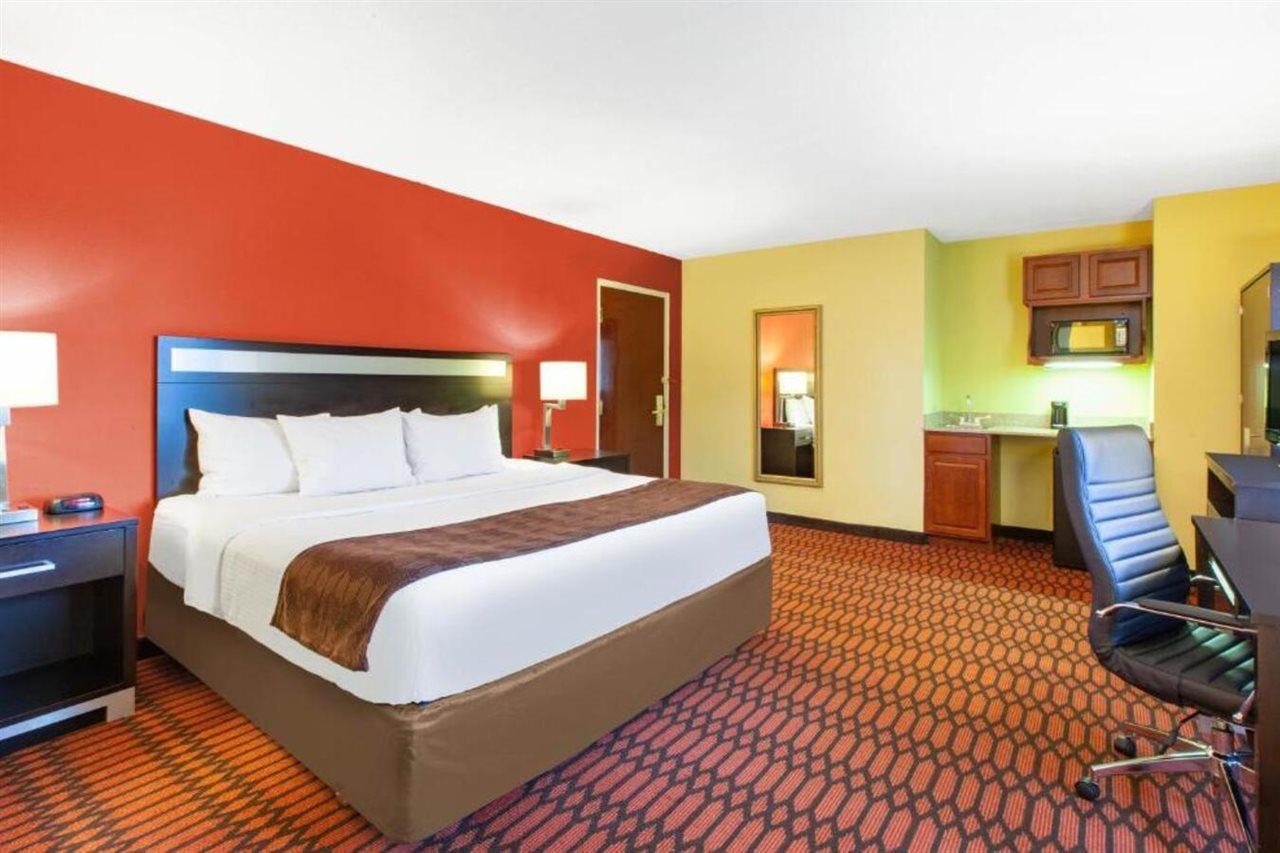Hotel Baymont By Wyndham Harrisburg Exterior foto