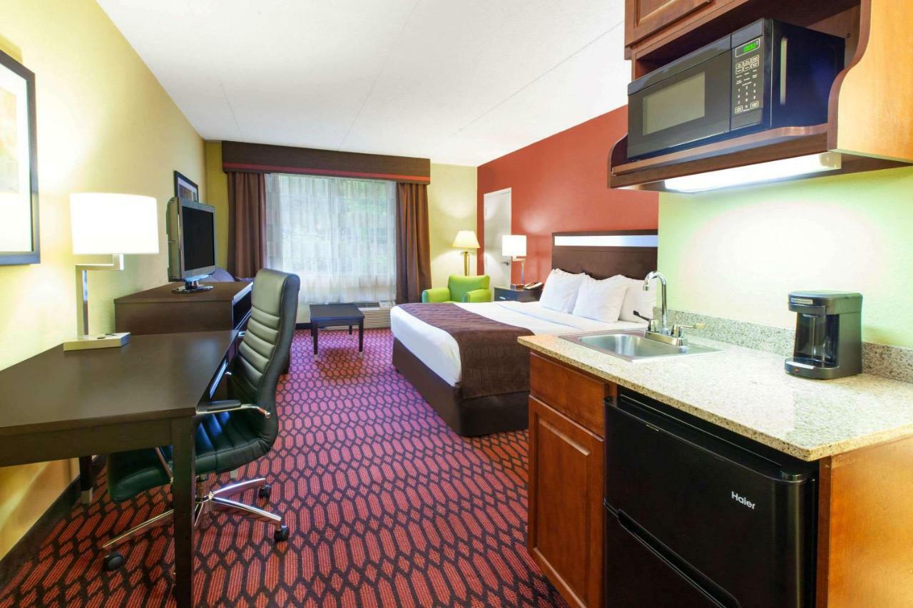 Hotel Baymont By Wyndham Harrisburg Exterior foto